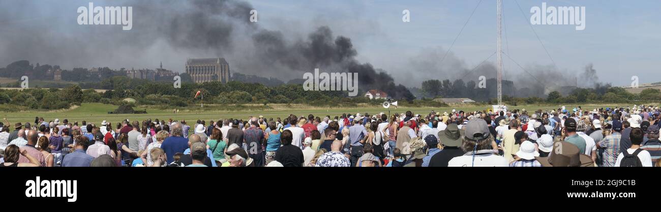 SHOREHAM 2015-08-22 au moins sept personnes ont été tuées lorsqu'un avion de chasse Hawker Hunter s'est écrasé pendant un spectacle aérien à Shoreham, en Angleterre, le 22 août 2015. Le plan a heurté le sol pendant une boucle. Photo: Par Ola Malmquist / Utkiken / TT / Kod 11430 ** BETALBILD ** Banque D'Images