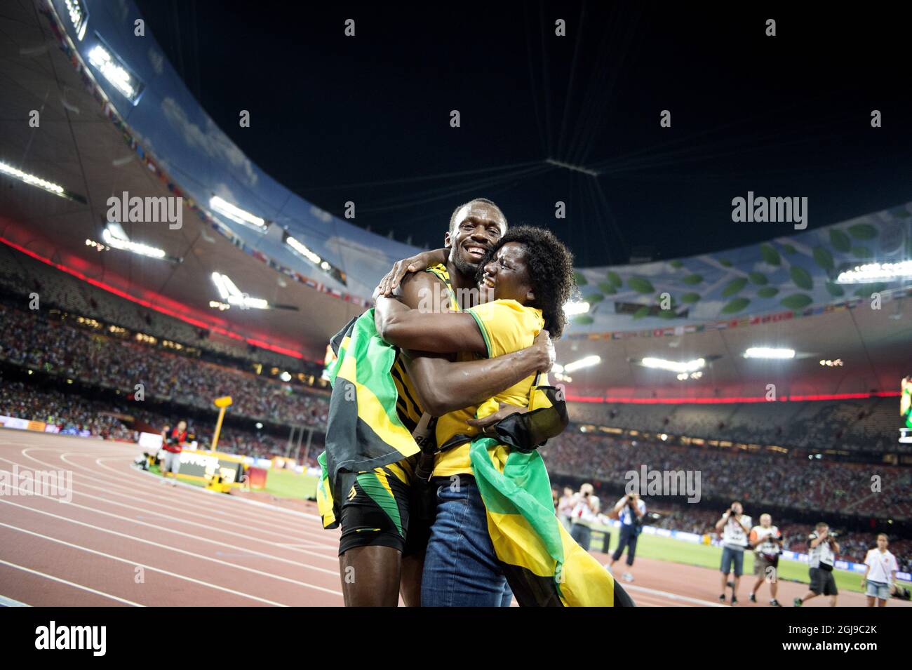 BEIJING 20150823 Usain Bolt de la Jamaïque reçoit un câlin de sa mère Jennifer Bolt après avoir remporté la finale de 100m masculin lors des Championnats du monde de l'IAAF de Beijing 2015 au Stade national de Beijing, Chine, le 23 août 2015. Photo: Jessica Gow / TT / Kod 10070 Banque D'Images