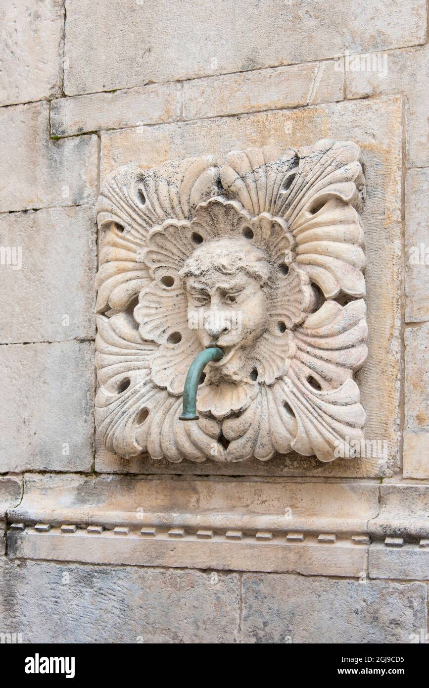 Croatie, Dubrovnik. Les fontaines de la ville ont des becs. Eau potable à recueillir. Banque D'Images