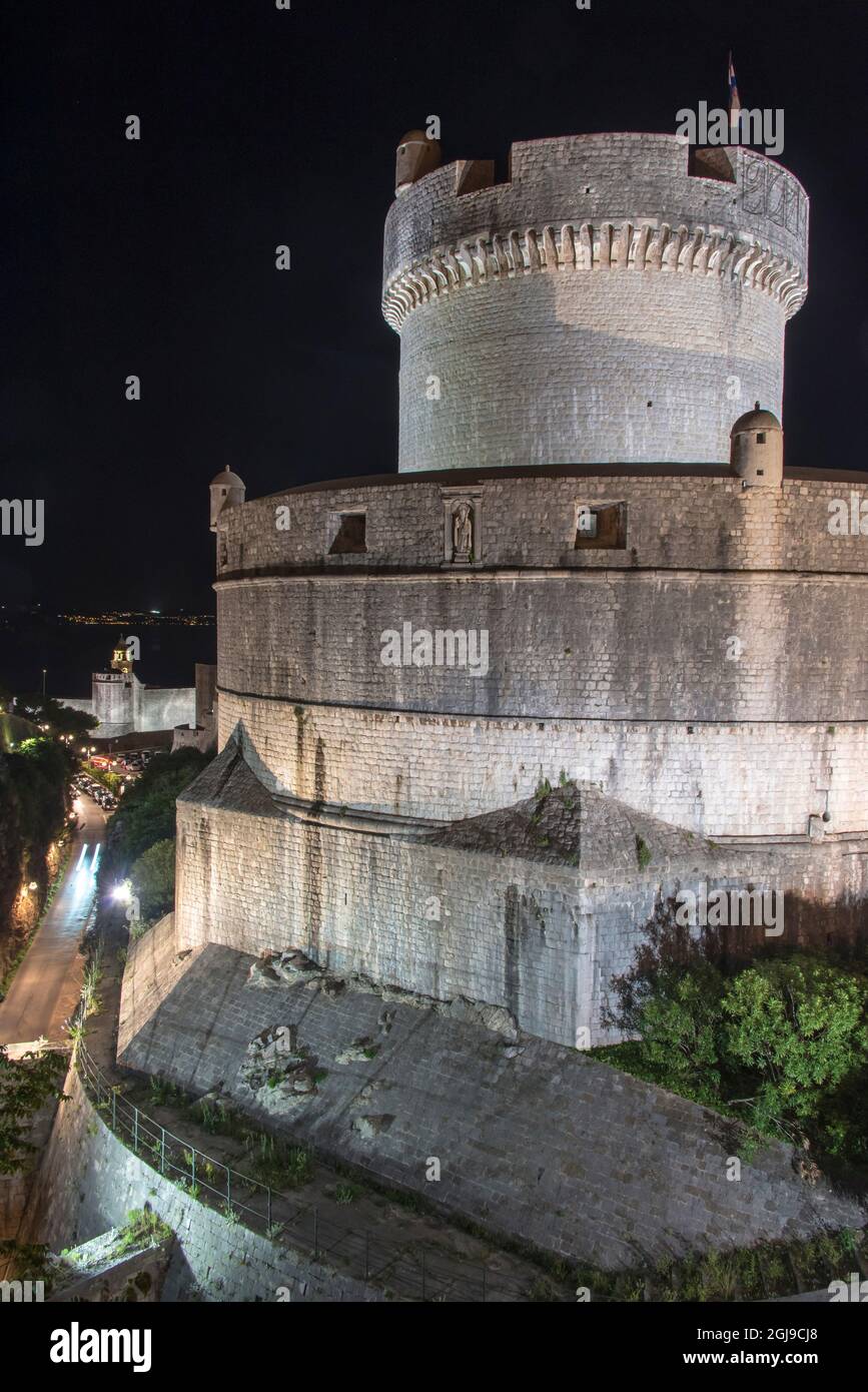 Croatie, Dubrovnik. Ville fortifiée la nuit fort Minceta point le plus élevé. Banque D'Images