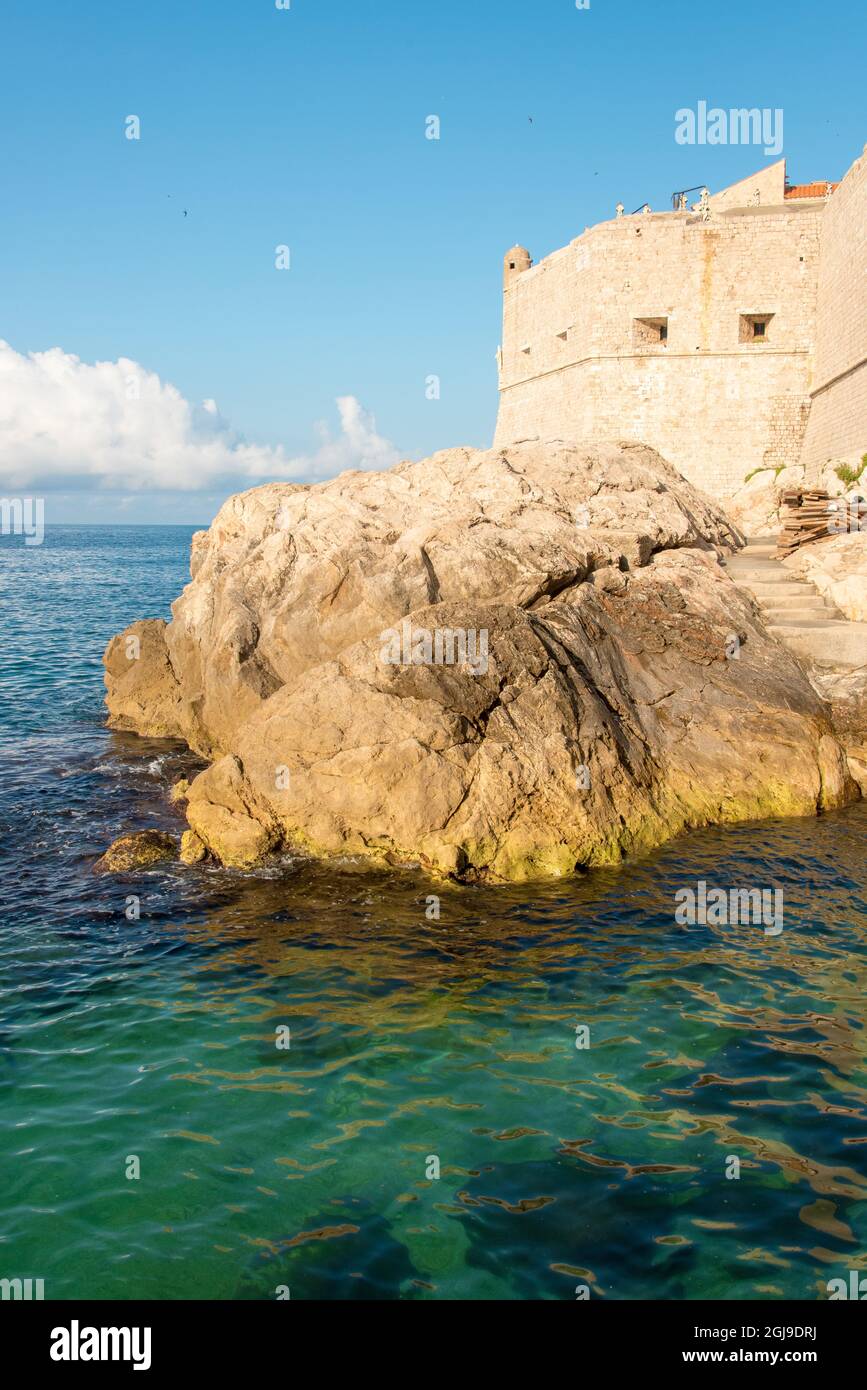 Europe, Croatie, Dubrovnik. Accès à l'eau à l'extérieur de la vieille ville fortifiée Banque D'Images