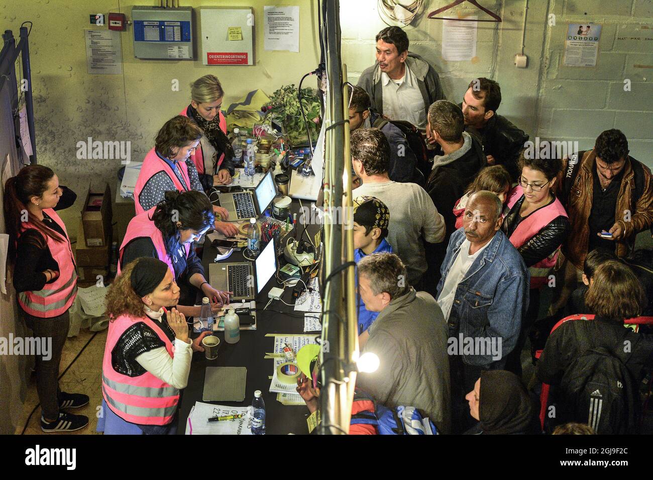 STOCKHOLM 20151008 photodate 20150923 On voit des volontaires aider les réfugiés à arriver à une station de transit pour dans les locaux d'un club de musique à Stockholm, Suède, le 23 septembre 2015. Photo: Anders Wiklund / TT / Kod 10040 Banque D'Images