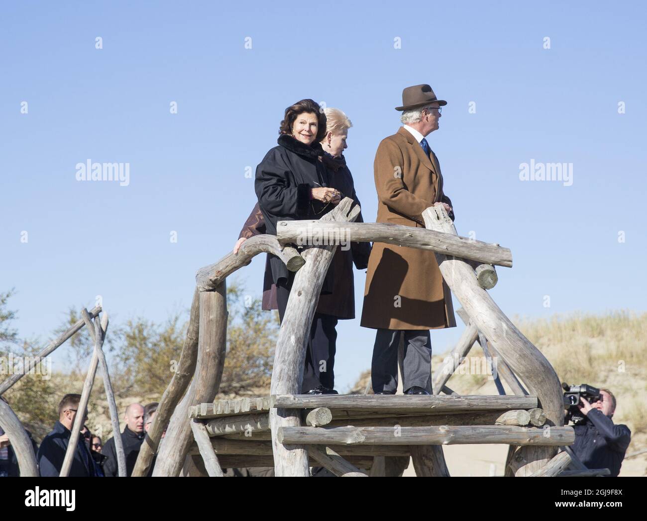 VILNIUS 2015-10-09 le roi Carl Gustaf, la reine Silvia et le président Dalia GrybauskaitAlors de leur visite à la division Curionienne en Lituanie, le 9 octobre 2015. La CCuronian Spit est une Cie de sable courbe de 98 km de long qui sépare la lagune de Curonian de la côte de la mer Baltique. Les Royals suédois sont en visite d'Etat en Lituanie photo Lukas Balandis/15min.lt / Scanpix Baltix / TT / Kod 20985 Banque D'Images