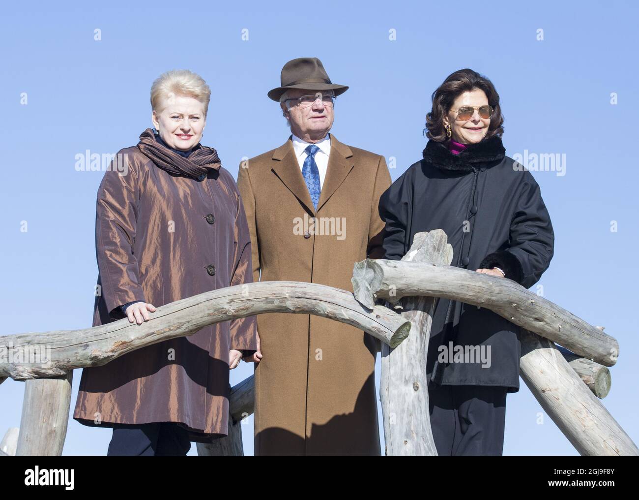 VILNIUS 2015-10-09 le roi Carl Gustaf, la reine Silvia et le président Dalia GrybauskaitAlors de leur visite à la division Curionienne en Lituanie, le 9 octobre 2015. La CCuronian Spit est une Cie de sable courbe de 98 km de long qui sépare la lagune de Curonian de la côte de la mer Baltique. Les Royals suédois sont en visite d'Etat en Lituanie photo Lukas Balandis/15min.lt / Scanpix Baltix / TT / Kod 20985 Banque D'Images