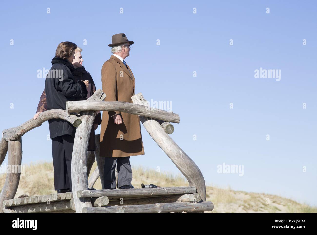 VILNIUS 2015-10-09 le roi Carl Gustaf, la reine Silvia et le président Dalia GrybauskaitAlors de leur visite à la division Curionienne en Lituanie, le 9 octobre 2015. La CCuronian Spit est une Cie de sable courbe de 98 km de long qui sépare la lagune de Curonian de la côte de la mer Baltique. Les Royals suédois sont en visite d'Etat en Lituanie photo Lukas Balandis/15min.lt / Scanpix Baltix / TT / Kod 20985 Banque D'Images