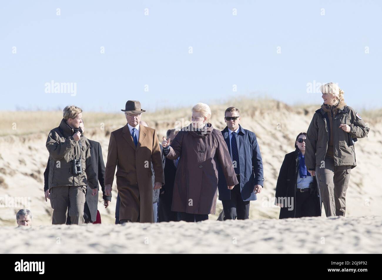 VILNIUS 2015-10-09 le roi Carl Gustaf, la reine Silvia et le président Dalia GrybauskaitAlors de leur visite à la division Curionienne en Lituanie, le 9 octobre 2015. La CCuronian Spit est une Cie de sable courbe de 98 km de long qui sépare la lagune de Curonian de la côte de la mer Baltique. Les Royals suédois sont en visite d'Etat en Lituanie photo Lukas Balandis/15min.lt / Scanpix Baltix / TT / Kod 20985 Banque D'Images