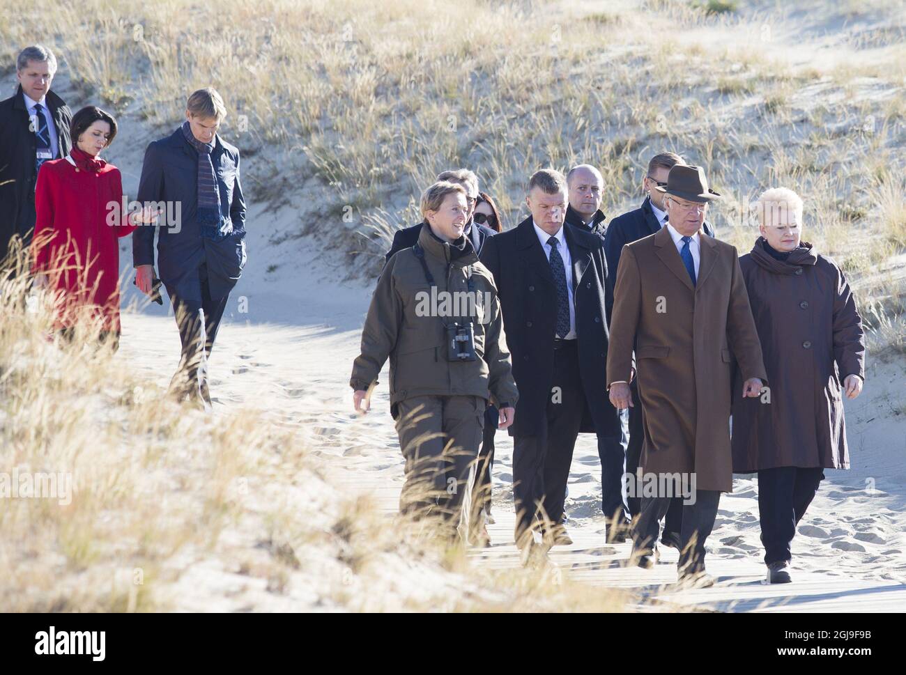 VILNIUS 2015-10-09 le roi Carl Gustaf, la reine Silvia et le président Dalia GrybauskaitAlors de leur visite à la division Curionienne en Lituanie, le 9 octobre 2015. La CCuronian Spit est une Cie de sable courbe de 98 km de long qui sépare la lagune de Curonian de la côte de la mer Baltique. Les Royals suédois sont en visite d'Etat en Lituanie photo Lukas Balandis/15min.lt / Scanpix Baltix / TT / Kod 20985 Banque D'Images