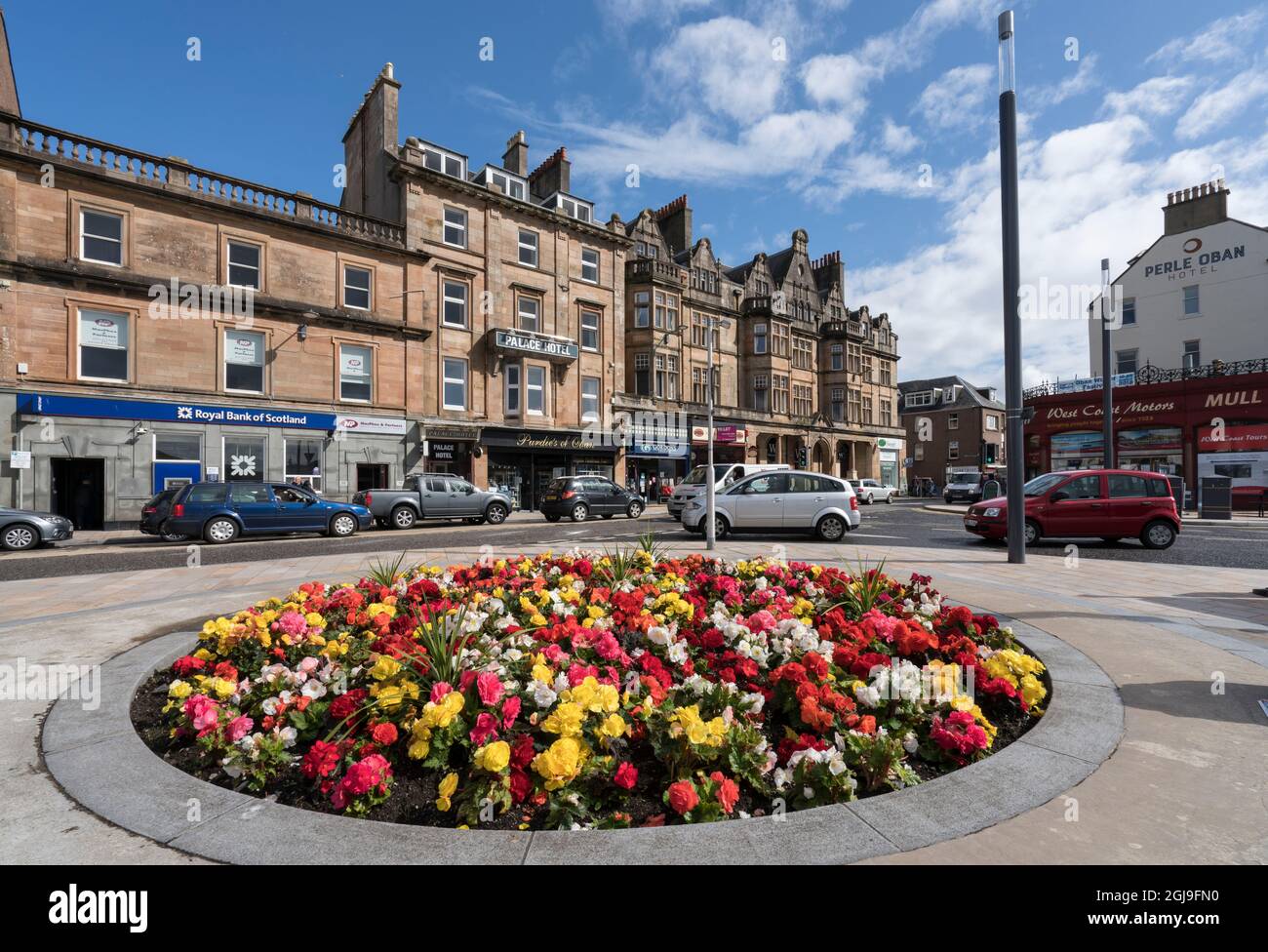 Fleurs colorées le long du front de mer d'Oban, en Écosse. Banque D'Images