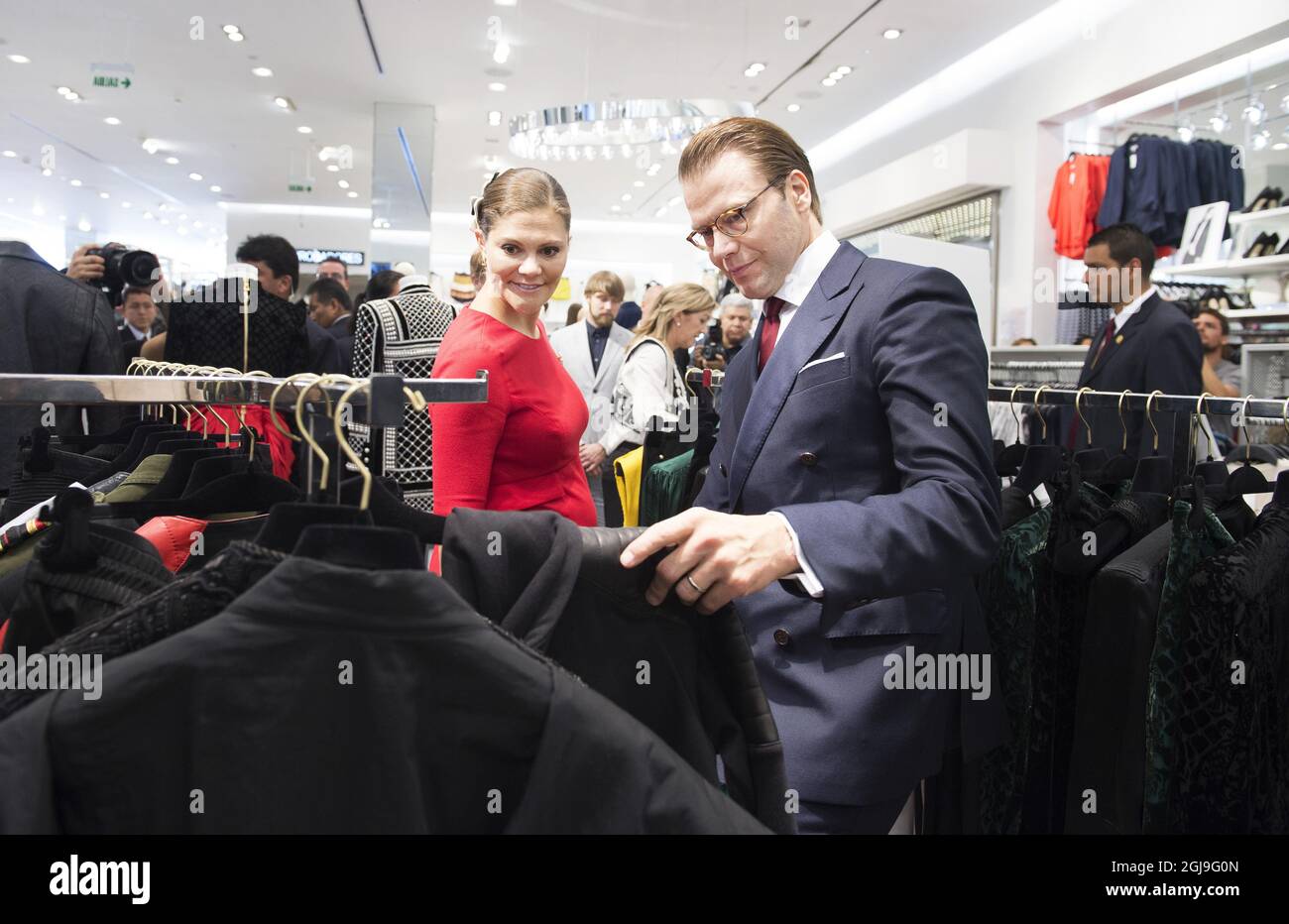 LIMA 20151019 Princesse de la Couronne Victoria et Prince Daniel vu lors d'une visite dans un magasin de H&M à Lima Pérou, le 19 octobre 2016.le couple de la princesse de la Couronne suédoise est sur une visite de cinq jours au Pérou et en Colombie photo: Sven Lindwall / EXP / TT / Kod: 7117 ** HORS SUÈDE** Banque D'Images