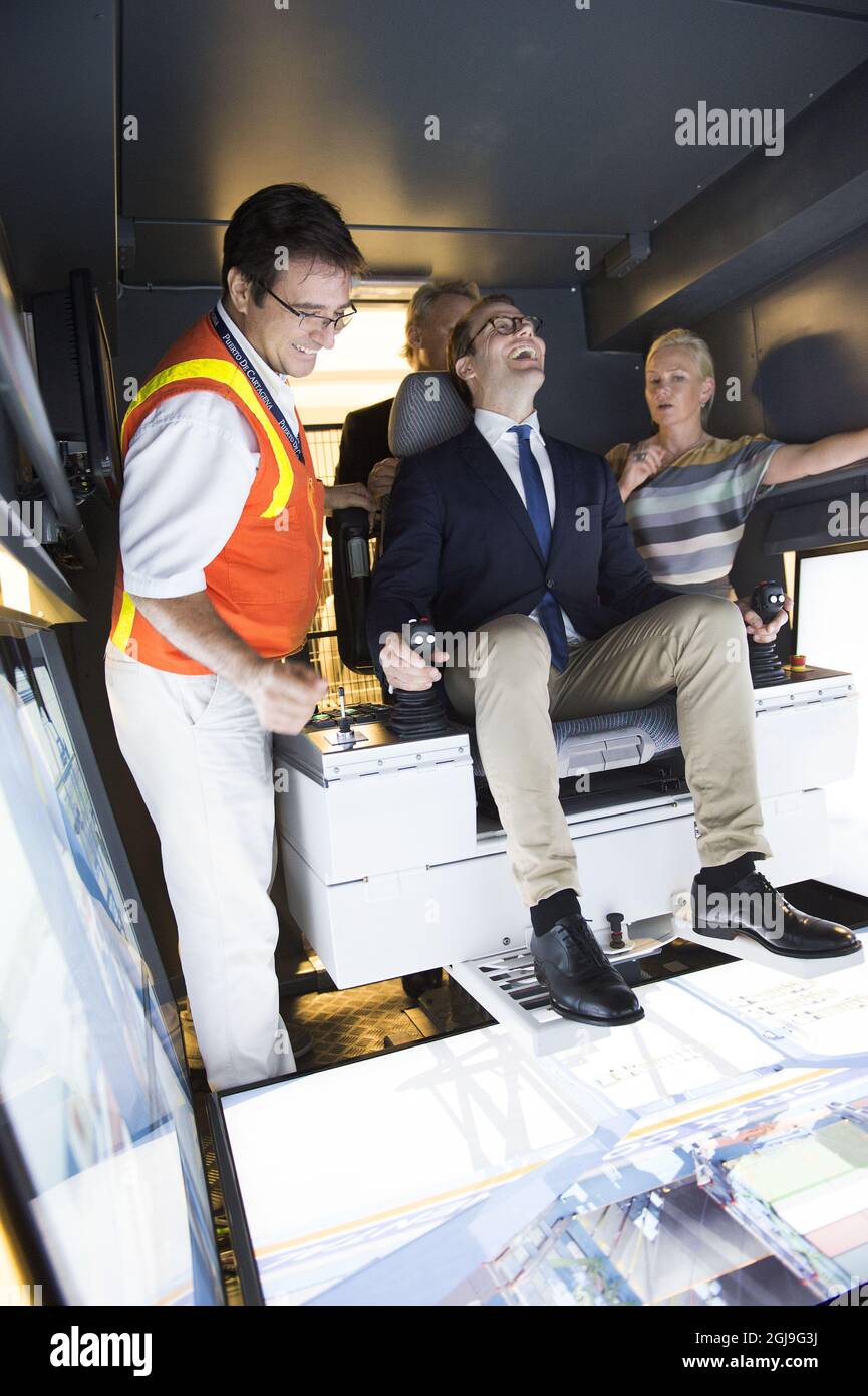 CARTAGENA 20151021 Crown Princess Victoria et Prince Daniel sont vus tester un simulateur de levage à Cartagena i Colombie mercredi 21 octobre 2015. Le couple de la princesse de la Couronne a est en visite de cinq jours au Pérou et en Colombie. Photo: Sven Lindwall / EXP / TT / Kod: 7117 ** HORS SUÈDE** Banque D'Images