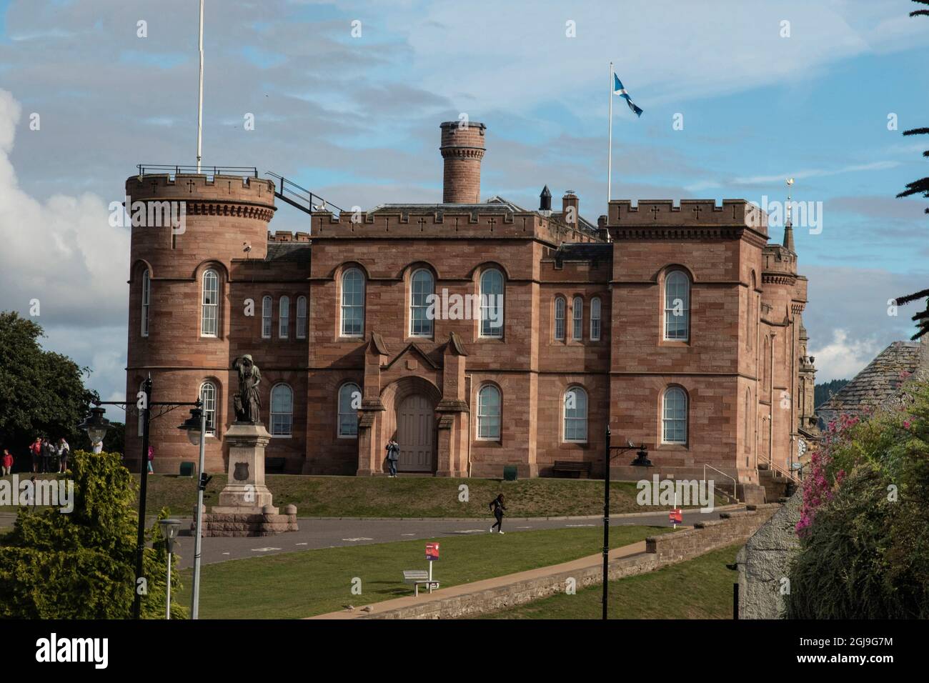 Le château d'Inverness se trouve en haut d'une falaise surplombant la rivière Ness. Banque D'Images