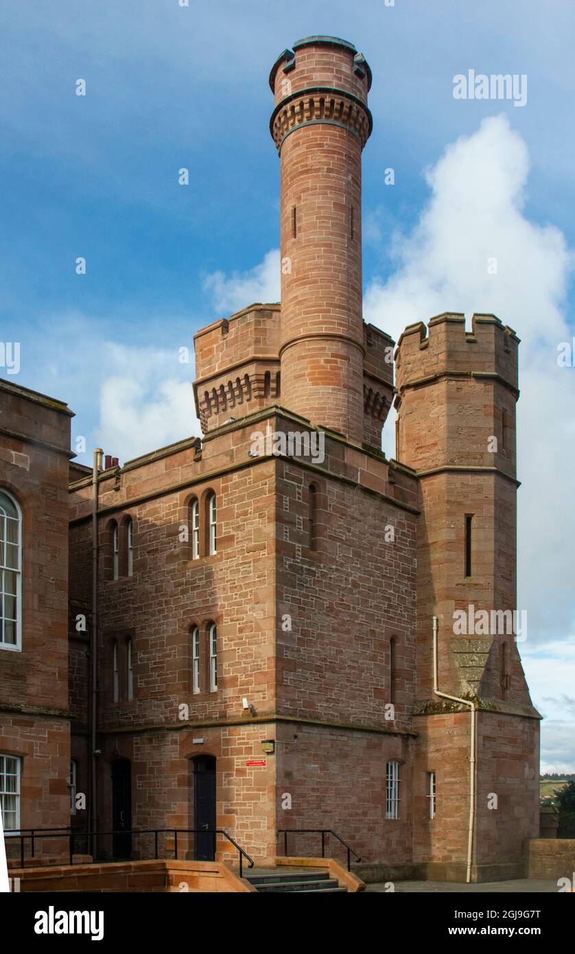 Tour de l'actuel château d'Inverness, construit en 1836 sur une falaise surplombant la rivière Ness en Écosse. Banque D'Images