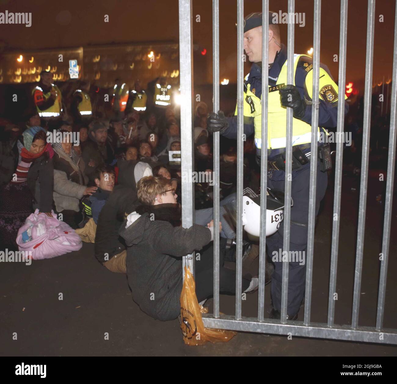 MALMO 2015-11-03 des policiers ont commencé l'évacuation du plus grand camp provisoire de migrants de Suède à Malmo Suède, dans la matinée du 3 novembre 2015. Les 150 à 200 migrants vont être expulsés avec des caravanes, des voitures, des bâtiments et des tentes de fortune. Foto: Drago Prvulovic /TT / Kod 70040 Banque D'Images