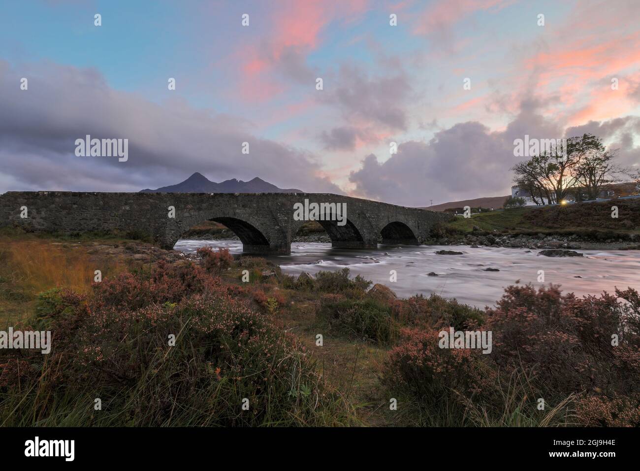 Eaux enchantées du vieux pont de Sligachan. Île de Skye, Écosse. Banque D'Images