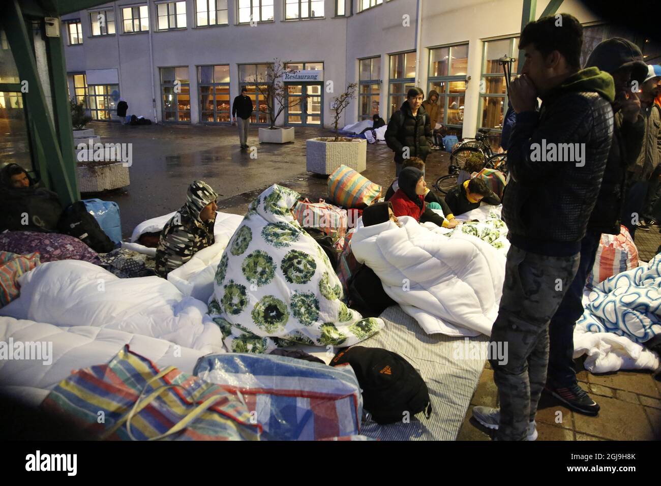 MALMO 2015-11-20 les réfugiés dorment devant l'entrée du centre d'arrivée des demandeurs d'asile de l'Agence suédoise des migrations à Jagersro à Malmo, Suède, début novembre 20, 2015. Jeudi 600 réfugiés sont arrivés à Malmö en 3 heures et l'Agence suédoise des migrations a déclaré jeudi dans un communiqué de presse qu'ils ne peuvent plus garantir l'hébergement de tous les demandeurs d'asile. Photo: Stig-ake Jonsson / TT ** SUÈDE OUT ** Banque D'Images