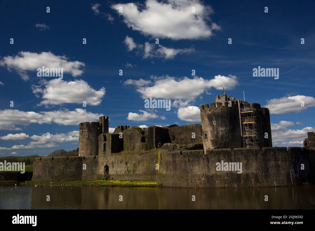 Royaume-Uni, pays de Galles, Caerphilly. Caerphilly Castle et douve, le plus grand système de défense de l'eau du pays de Galles. Banque D'Images