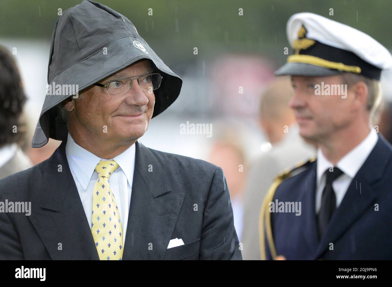 BORGHOLM 20120714 le roi Carl Gustaf dans un chapeau de pluie pendant la fête de Victoria à Borgholm, Oland Foto Mikael Fritzon / SCANPIX / Kod: 62360 Banque D'Images