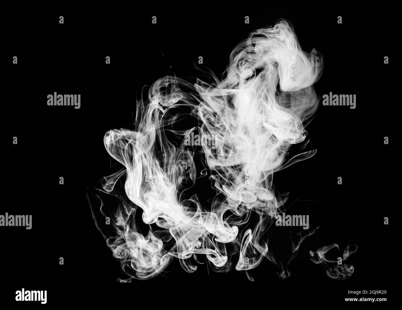 Gris, blanc fumée dans l'obscurité sur fond noir. Nuage de brouillard isolé. Glace sèche, vapeur mobile, fumée de cigarettes Banque D'Images