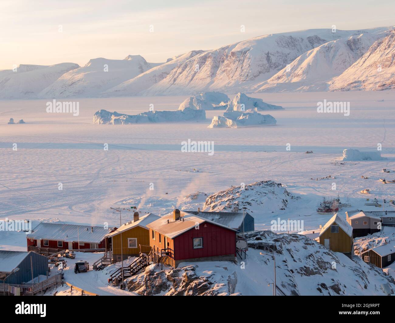 Ville d'Uummannaq pendant l'hiver dans le nord du Groenland. Le contexte est la péninsule de Nusssuaq (Nugssuaq). Danemark, Groenland Banque D'Images