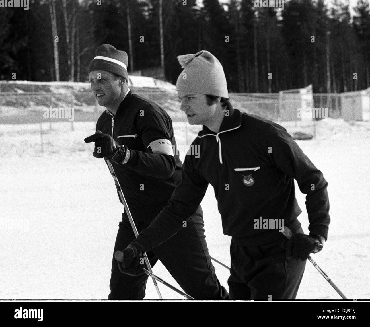 FALUN 19740000 Prince héritier Harald de Norvège (à gauche) (aujourd'hui Roi) et Roi Carl Gustaf de Suède sur le ski pendant les Championnats du monde de ski de fond à Falun, Suède 1974. Le roi Harald de Norvège souffre d'un cancer dans la vessie a été annoncé lors d'une conférence de presse au château royal d'Oslo, Norvège, le lundi 1er décembre 2003. Une condition qui pourrait être provoquée par fumer. Le roi Harald a été admis à l'hôpital il y a une semaine, mais il est maintenant libéré mais en congé de maladie. Photo SCANPIX Code 20520 le roi suédois Carl XVI Gustaf fêtera son 70e anniversaire le 30 avril 2016. Banque D'Images