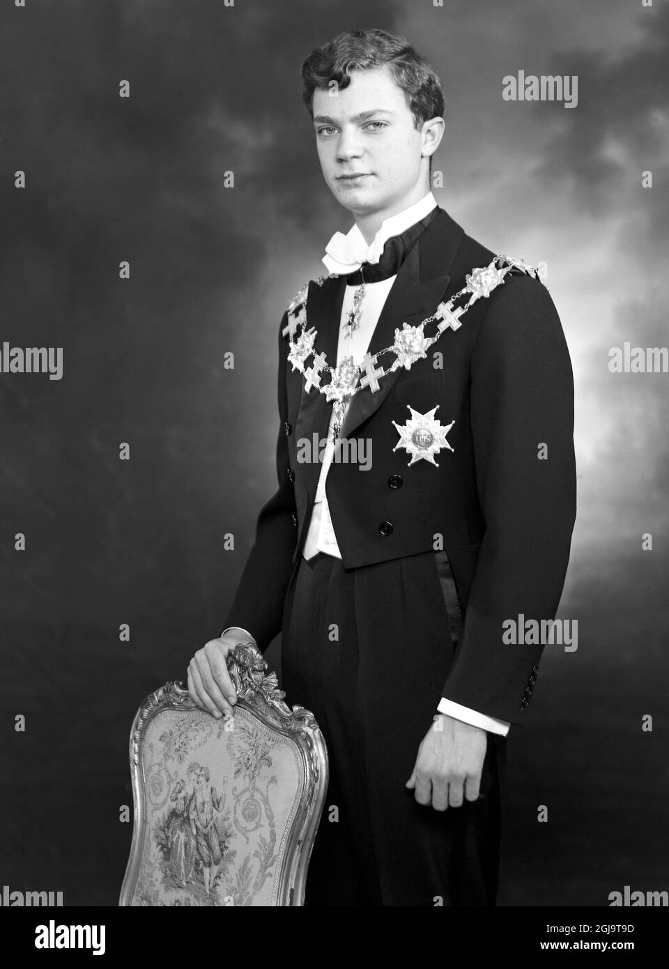 Arkiv 1964 Kronprins Carl Gustaf, 18 ar, i frack och serafimerordern. Le prince héritier Carl Gustaf de Suède. Foto: Hovfotograf Bergne/Scanpix Kod:1901 Scanpix Suède le roi suédois Carl XVI Gustaf fêtera son 70e anniversaire le 30 avril 2016. Banque D'Images