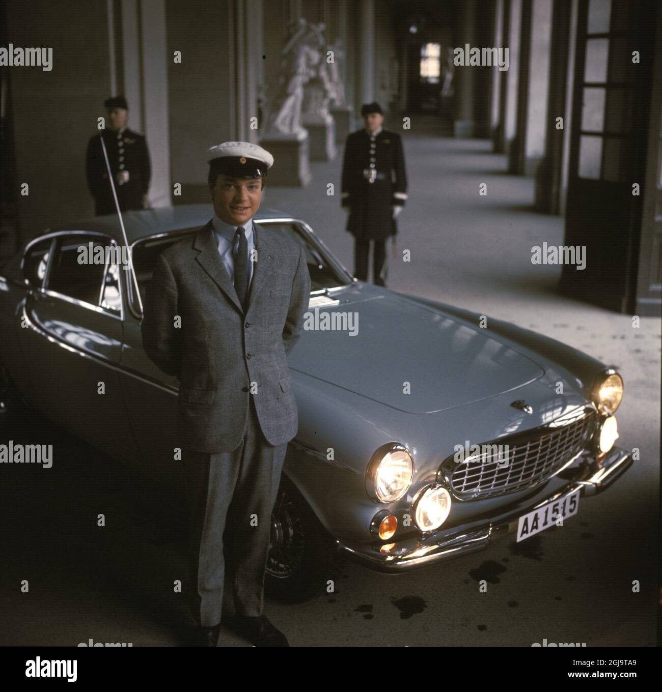 Kronprins Carl Gustaf pa slottet 1966 med Sin Volvo P 1800 Foto Kamerabild/Bonnierarkivet Kod 3001 SCANPIX SUÈDE le roi suédois Carl XVI Gustaf fêtera son 70e anniversaire le 30 avril 2016. Banque D'Images