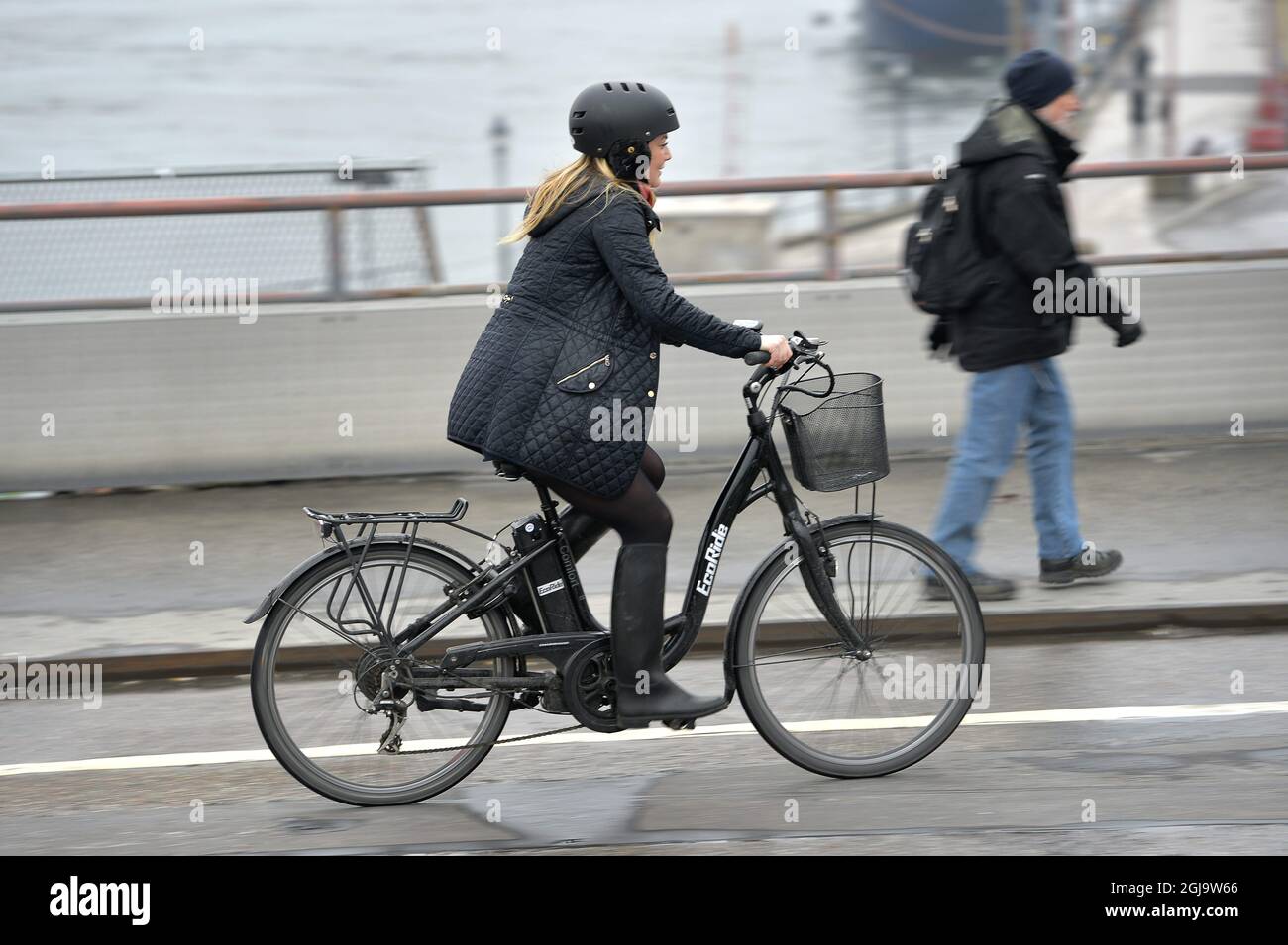 STOCKHOLM 20150327 femme avec un vélo électrique. Foto: Anders Wiklund / TT  / Kod 10140 trafic, transport, communications, ttexportgenre Photo Stock -  Alamy