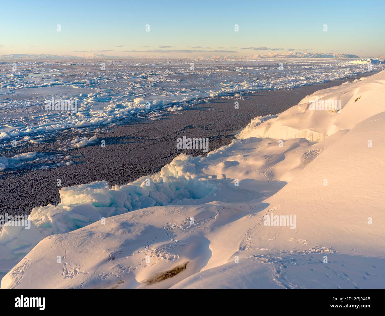 Baie de Disko gelée en hiver, Ouest du Groenland, île de Disko en arrière-plan. Groenland, Danemark Banque D'Images