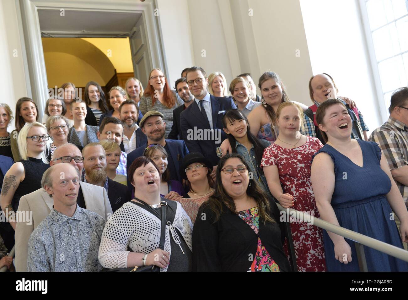 STOCKHOLM 2016-05-23 le Prince Daniel est vu avec des acteurs du théâtre GLADA Hudik lors d'une cérémonie au Palais Royal de Stockholm, Suède, le 23 mai 2016. 'GLADA Hudik Theatre est une activité municipale conformément à la LSS (loi suédoise sur le soutien et le service aux personnes ayant certains handicaps fonctionnels), un groupe composé à la fois d'acteurs intellectuellement handicapés et normalement handicapés. ' Foto Jonas Ekstromer / TT / Kod 10030 Banque D'Images