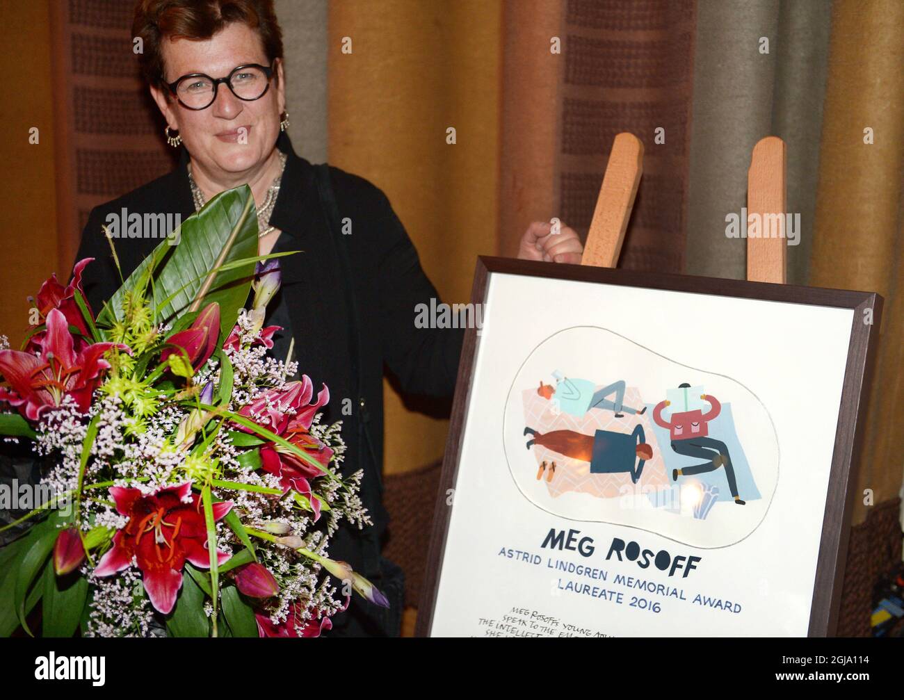 STOCKHOLM 2016-05-30 l'auteur Meg Rosoff pose avec son diplôme après avoir reçu le prix Astrid Lindgren Memorial Award (ALMA) 2016 lors d'une cérémonie à la salle de concert de Stockholm le 30 mai 2016. Le prix commémoratif Astrid Lindgren est décerné chaque année. Le prix est de 5 millions de SEK, ce qui en fait le plus grand prix international de littérature pour enfants et jeunes adultes au monde. Photo: Erik Nylander / TT / Kod 11540 Banque D'Images