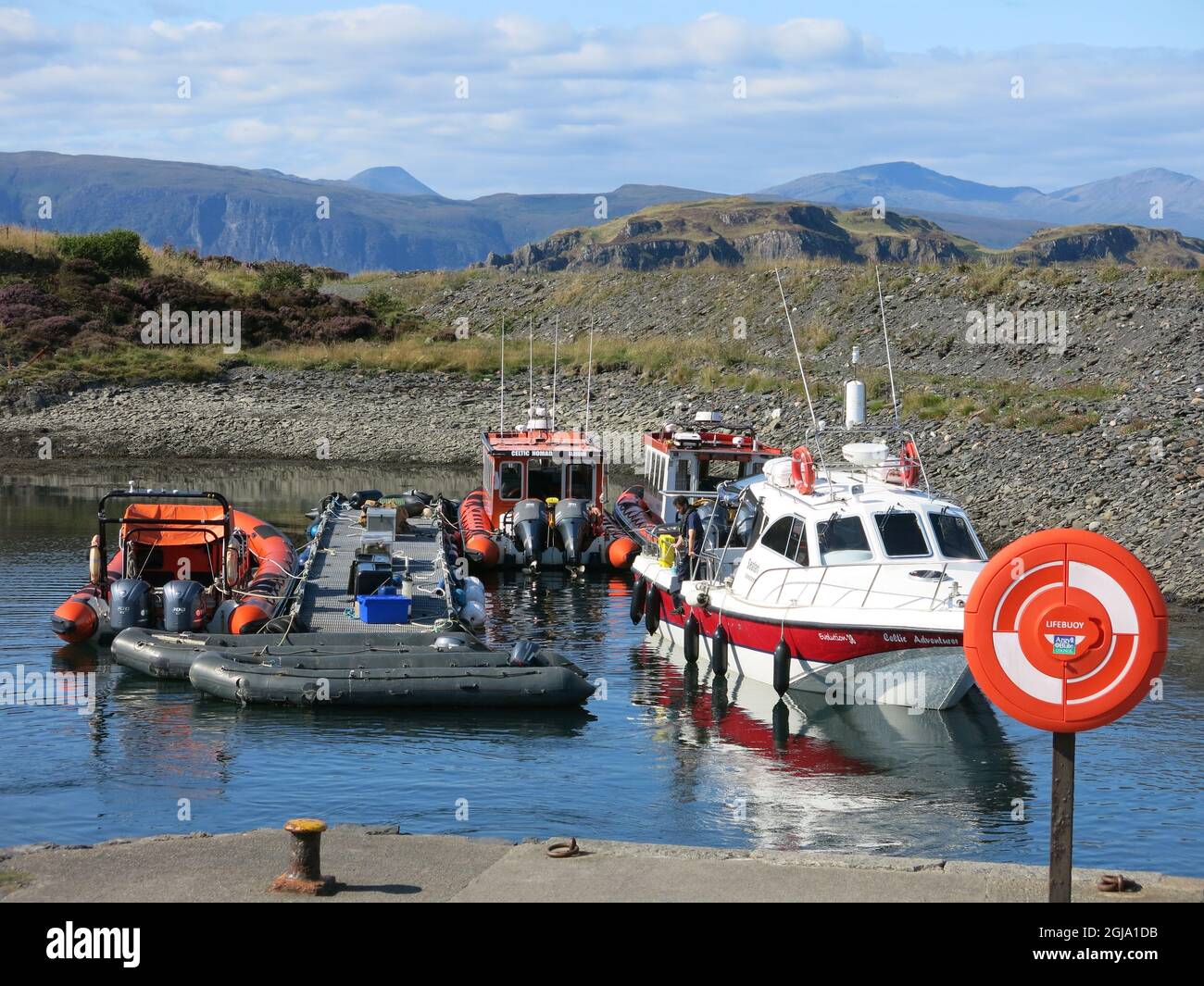 Amarré sur l'île d'Easdale, « Celtic Adventures » est l'un des bateaux d'excursion de la faune marine exploités par Seafari Adventures sur la côte ouest de l'Écosse. Banque D'Images