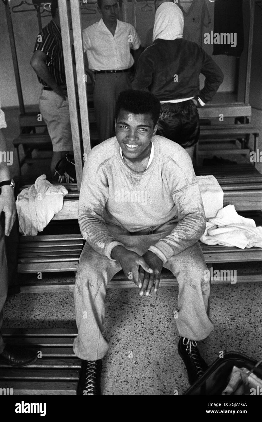 DOSSIER 1960-08-19 le boxeur américain Cassius Clay (Muhammad Ali) est assis dans le vestiaire lors des Jeux Olympiques, Rome, Italie, le 19 août 1960. Foto: Lars Nyberg / XP / SCANPIX / Kod: 34 Banque D'Images