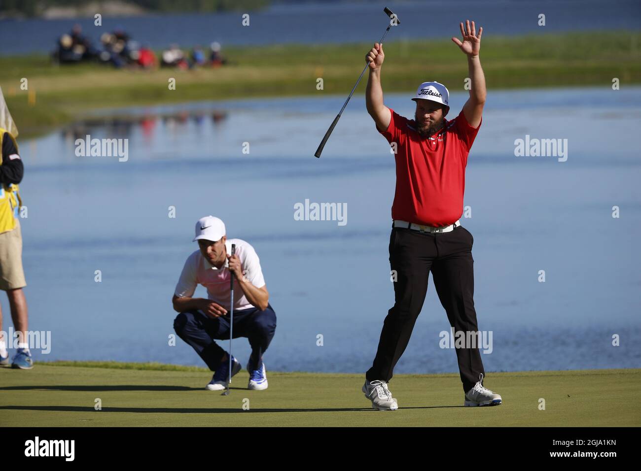 STOCKHOLM 2016-06-04 Andrew Johnston, en Angleterre, célèbre un birdie (R) et Ross Fischer, en Angleterre, étudie le vert dix-huit samedi 4 juin 2016 troisième tour au club de golf de Bro Hof pendant le tournoi Nordea Masters. Photo Fredrik Persson / TT / Kod 75906 Banque D'Images