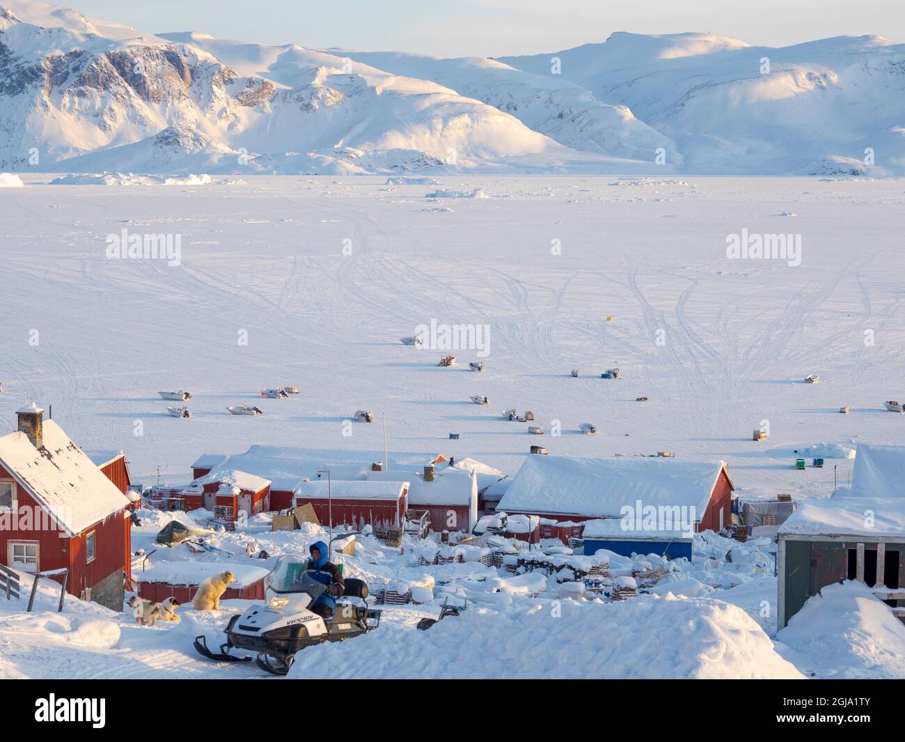 Village traditionnel et éloigné des Inuits groenlandais Kullorsuaq situé dans la baie Melville, à l'extrême nord de l'ouest du Groenland, territoire danois Banque D'Images