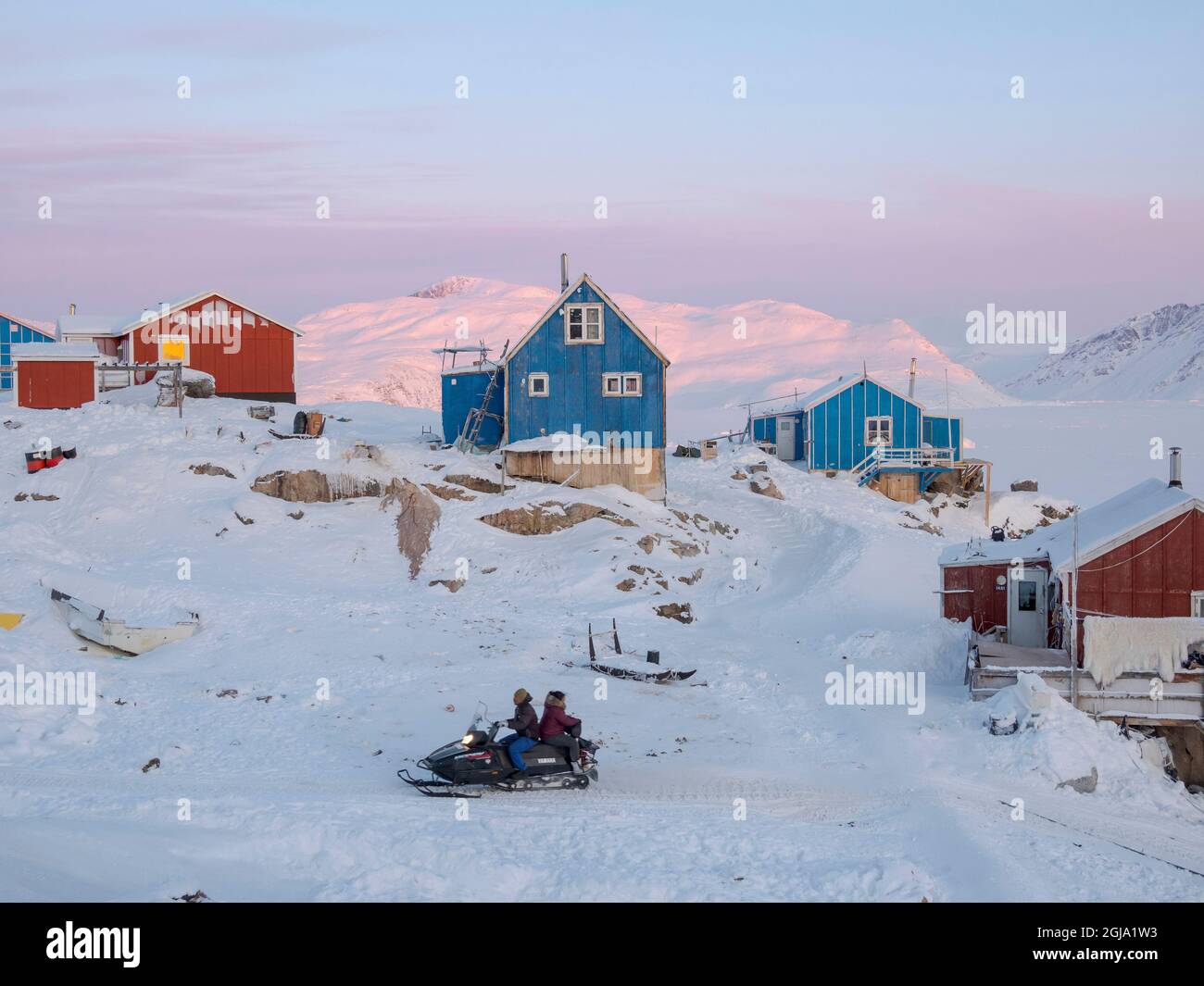Village traditionnel et éloigné des Inuits groenlandais Kullorsuaq situé dans la baie Melville, à l'extrême nord de l'ouest du Groenland, territoire danois Banque D'Images