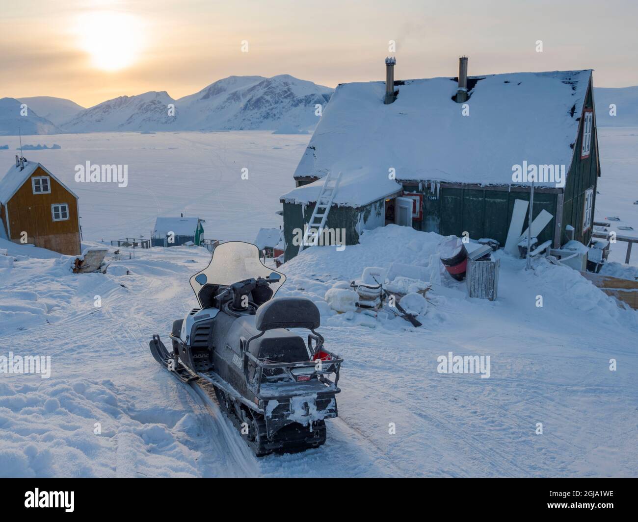 Village traditionnel et éloigné des Inuits groenlandais Kullorsuaq situé dans la baie Melville, à l'extrême nord de l'ouest du Groenland, territoire danois Banque D'Images