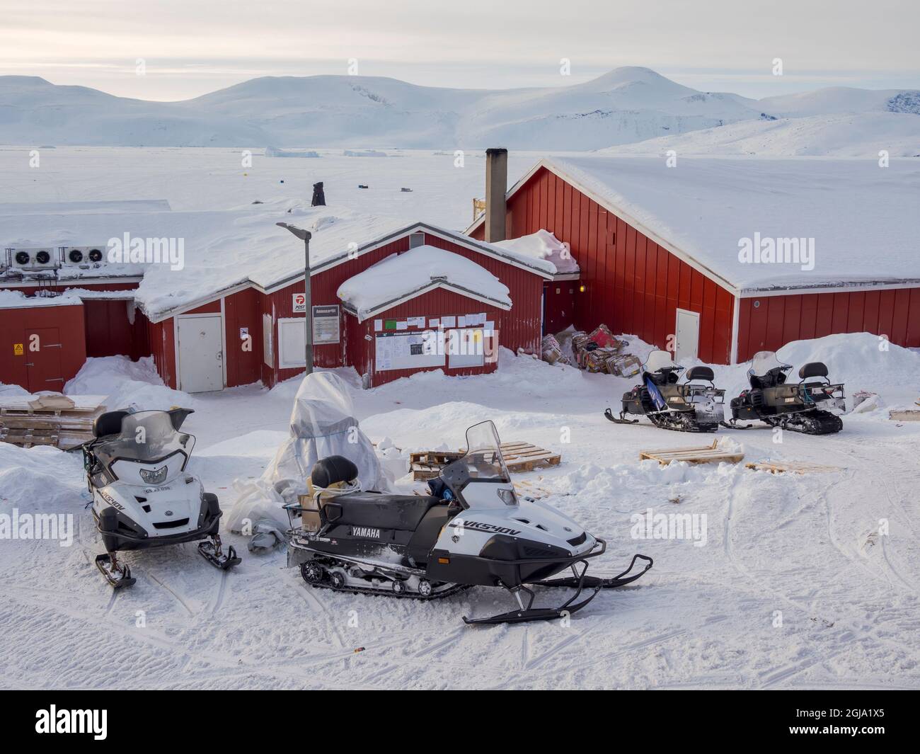 Motoneiges devant le seul magasin. Le village traditionnel et éloigné des Inuits groenlandais Kullorsuaq est situé dans la baie Melville, à l'extrême nord Banque D'Images