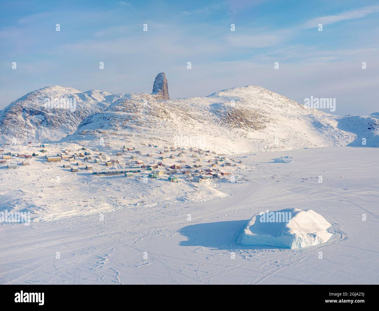 Village traditionnel Kullorsuaq sur la rive de la baie Melville, dans le nord du Groenland Banque D'Images