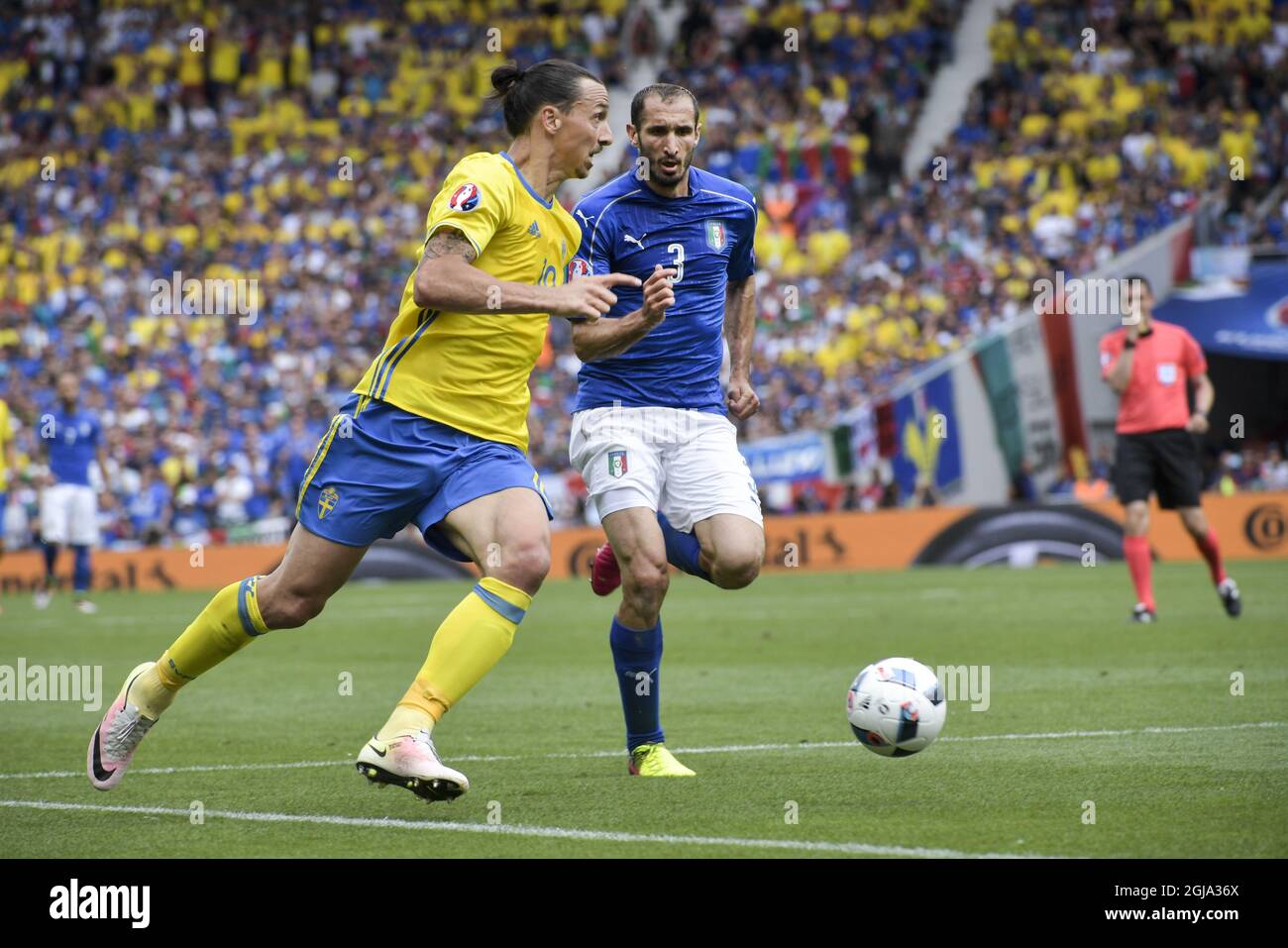 TOULOUSE 2016-06-17 le Zlatan Ibrahimovic de Suède vies avec le Giorgio Chiellini d'Italie lors du match de football Euro 2016 Groupe E entre l'Italie et la Suède au stade municipal de Toulouse, France, le vendredi 17 juin 2016. Photo: Janerik Henriksson / TT / code 10010 Banque D'Images