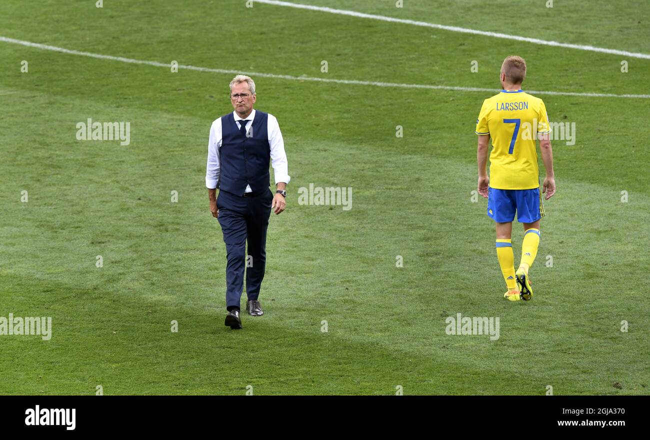 TOULOUSE 2016-06-17 Erik Hamrén, entraîneur-chef de Swedens, à gauche, et Sebastian Larsson après avoir perdu le match de football Euro 2016 Groupe E entre l'Italie et la Suède au stade municipal de Toulouse, en France, le vendredi 17 juin 2016. Photo: Anders Wiklund / TT / code 10040 Banque D'Images