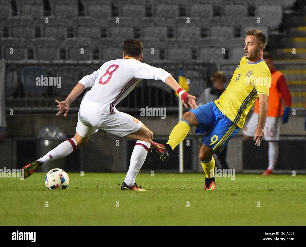 Saül Niguez (L) challebge Muamer Tankovic de Suède pendant le lundi 5 septembre 2016 UEFA Euro 2017 U21 Championnat qualifiant le match de football entre la Suède et l'Espagne au stade Swedbank à Malmo. Photo Emil Langvad / TT / Kod 9290 Banque D'Images