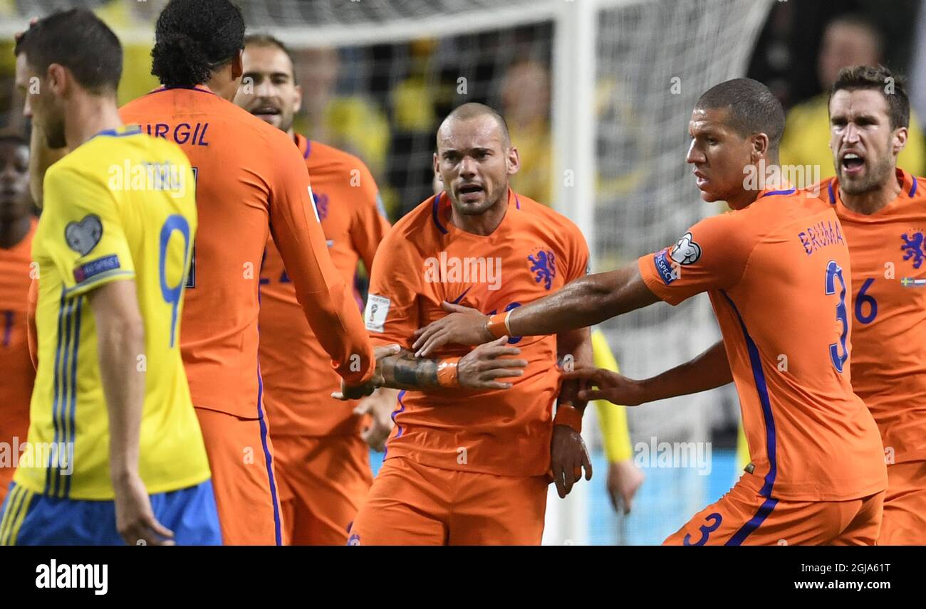 STOCKHOLM 2016-09-06 pays-Bas Wesley Sneijder est célébré par son équipe après avoir marqué 1-1 points lors de la coupe du monde de la FIFA 2018 qualifiant match Suède contre pays-Bas à l'aréna Friends à Stockholm, Suède, le 6 septembre 2016. Photo: Pontus Lundahl / TT / ** SUÈDE OUT ** Banque D'Images