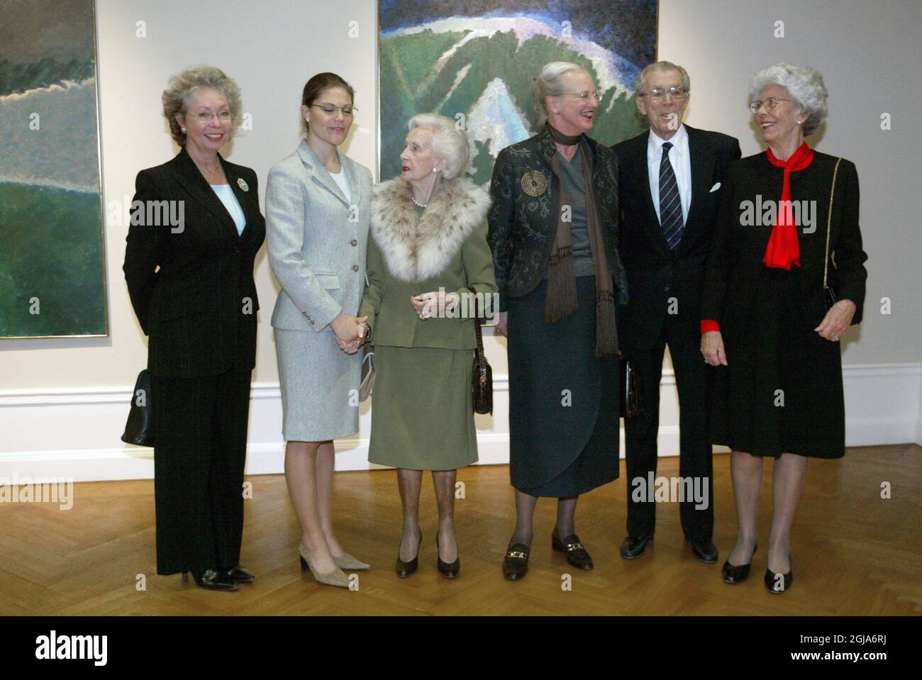 STOCKHOLM 040206 - la princesse Christina, la princesse Victoria, la princesse Lilian, la reine Margrethe du Danemark, le comte Carl Johan Bernadotte af Wisborg et la comtesse Gunnila Bernadotte pendant le stage Waldemars udde art galley à Stockholm. Foto Bertil Ericson Kod 1002 COPYRIGHT PRESsens BILD Banque D'Images