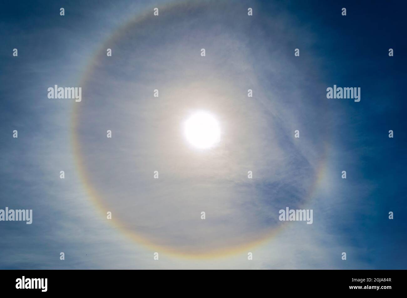 Fantastique beau phénomène de halo de soleil, ou le soleil avec arc-en-ciel circulaire Banque D'Images