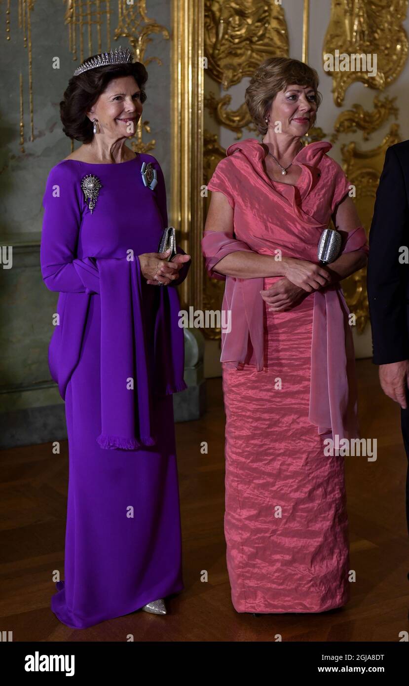 BERLIN 2016-10-06 la Reine Silvia et Daniela Schadt accueillent leurs invités lors du dîner de réception au Schloss Charlottenburg à Berlin, Allemagne le 6 octobre 2016. Les Royals suédois font une visite d'État de quatre jours en Allemagne. Photo: Jonas Ekstromer / TT / Code 10030 Banque D'Images