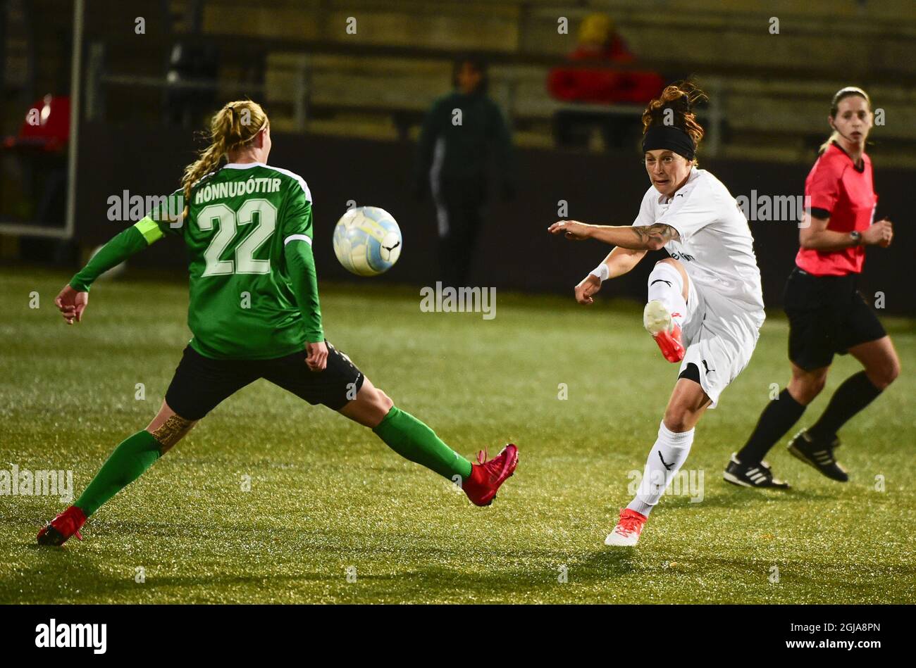 MALMÃƒÂ– 2016-10-12 Ella Masar de Rosengard (R) Shoot Rakel Honnudottir (22) lors de la manche de la Ligue des champions des femmes de l'UEFA une seconde partie entre le FC Rosengard et Breidablik au Malmo IP mercredi 12 octobre 2016. Photo: Tomas LePrince / TT / Kod 200 Banque D'Images