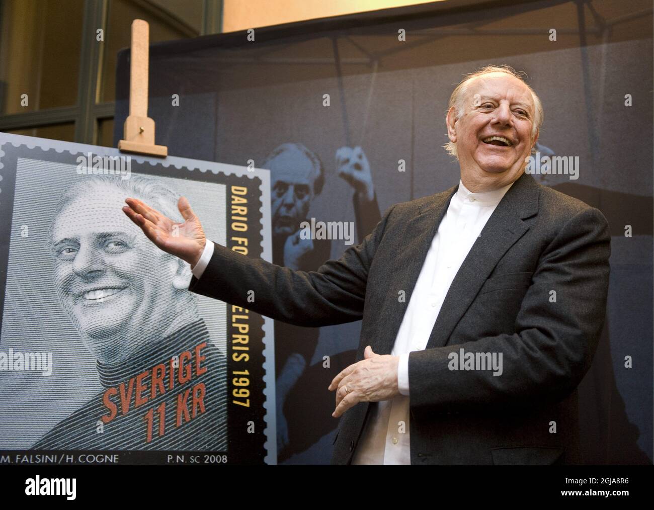 STOCKHOLM 20081113 l'écrivain italien et prix Nobel de littérature Dario FO est vu au Musée postal lors de sa visite à Stockholm, Suède, le 13 novembre 2007. Dario FO a dévoilé un nouveau timbre postal suédois avec un portrait de Dario FO lui-même et son diplôme Nobel. Foto: Anders Wiklund / SCANPIX Kod 10040 Banque D'Images