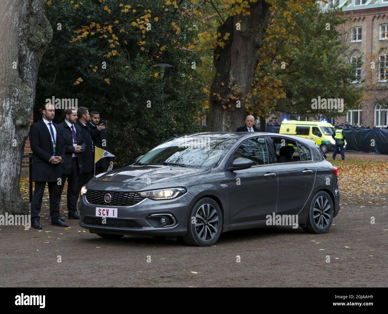 LUND 2016-10-31 le pape François Fiat Tipo à l'extérieur de la Maison des rois à Lund, le 31 octobre 2016 le pape est en visite en Suède à l'occasion de l'anniversaire de l'église luthérienne. Foto:Jonas Ekstromer / TT Kod 10030 Banque D'Images