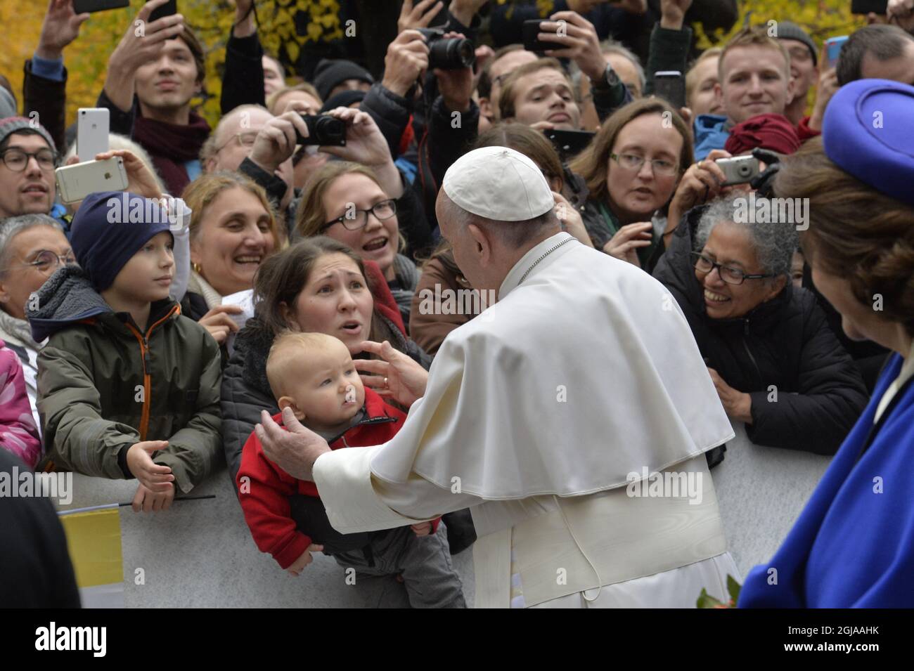 LUND 2016-10-31 le Pape François avec des admirateurs devant la Maison des Rois à Lund, le 31 octobre 2016 le Pape visite la Suède à l'occasion de l'anniversaire de l'église luthérienne. Foto:Jonas Ekstromer / TT Kod 10030 Banque D'Images