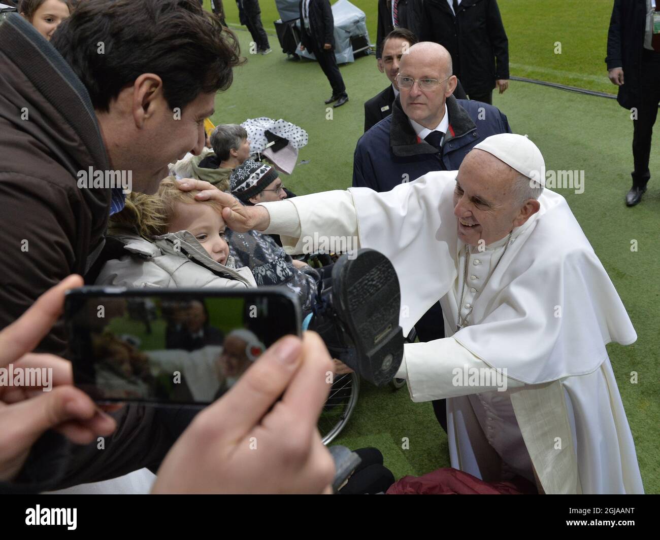 LUND 20161031 le pape François arrive à la messe catholique dans l'arène Swedbank à Malmo, Suède, le 1er novembre 2016. Le Pape est en visite en Suède à l'occasion de l'anniversaire de l'église luthérienne. Foto: Jonas Ekstromer / TT Kod 10030 Banque D'Images